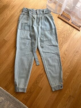 JustFab Light Blue Paperbag Waist Cropped Denim Pants